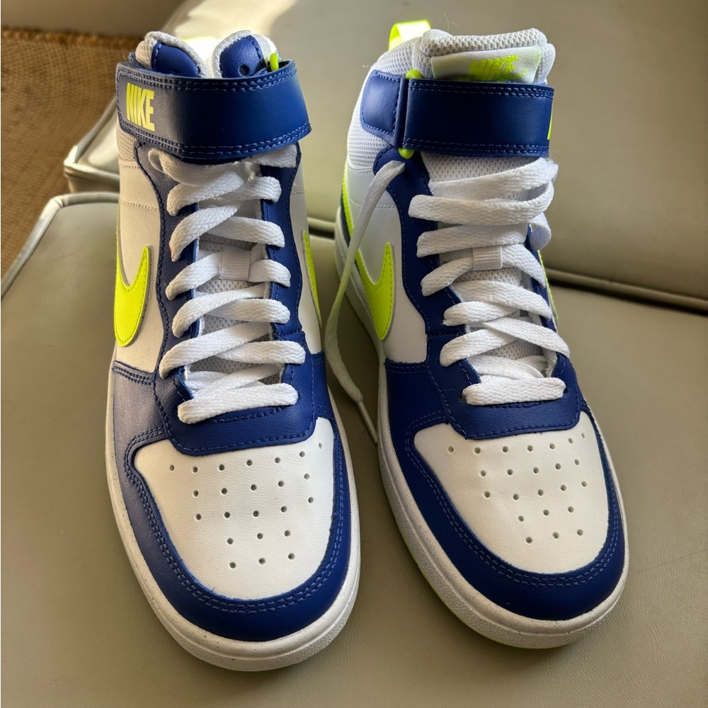 Nike Boys Blue court borough mid size 4